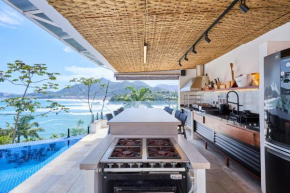“Casa de alto padrão com ampla vista para o mar.”